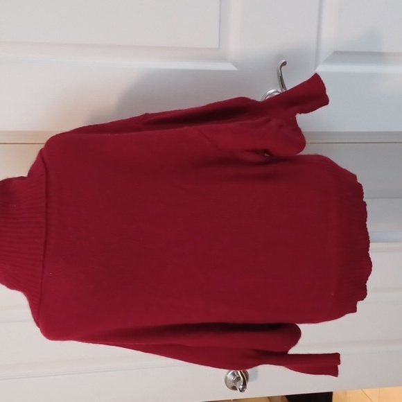 💙🌺Cozy Red Cowl Neck Sweater - Picture 7 of 12